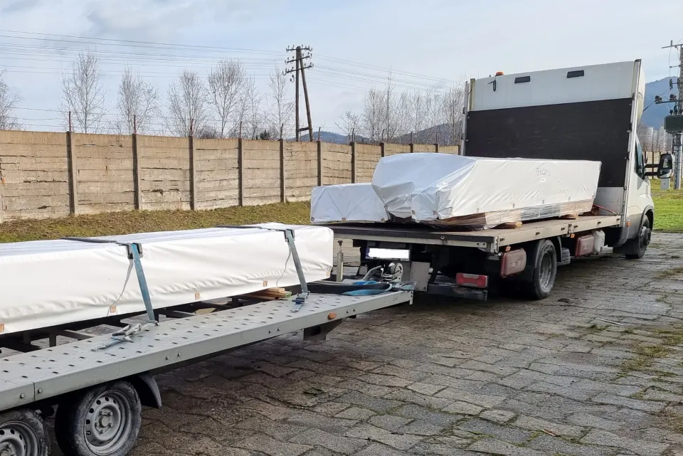 Transport elementów wiaty na przyczepie