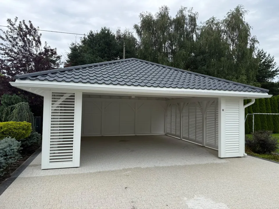 Wiata drewniana 7×7 PREMIUM z zabudową SHUTTERS i dachem kopertowym, zdjęcie 4 z 10