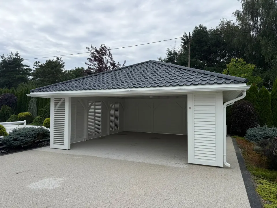 Wiata drewniana 7×7 PREMIUM z zabudową SHUTTERS i dachem kopertowym, zdjęcie 6 z 10