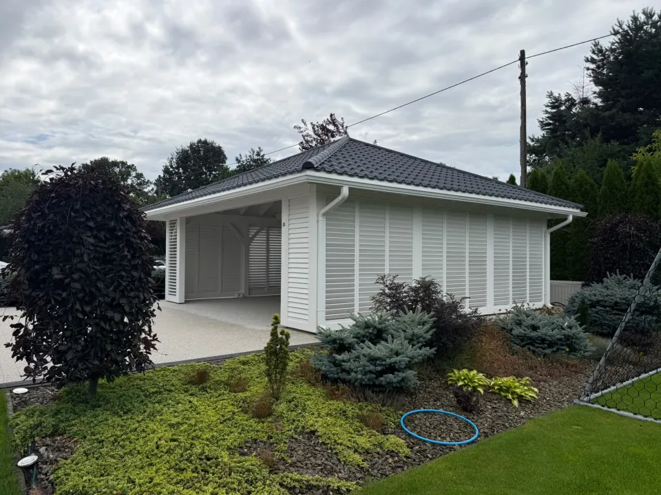 Wiata drewniana 7×7 PREMIUM z zabudową SHUTTERS i dachem kopertowym, zdjęcie 3 z 10