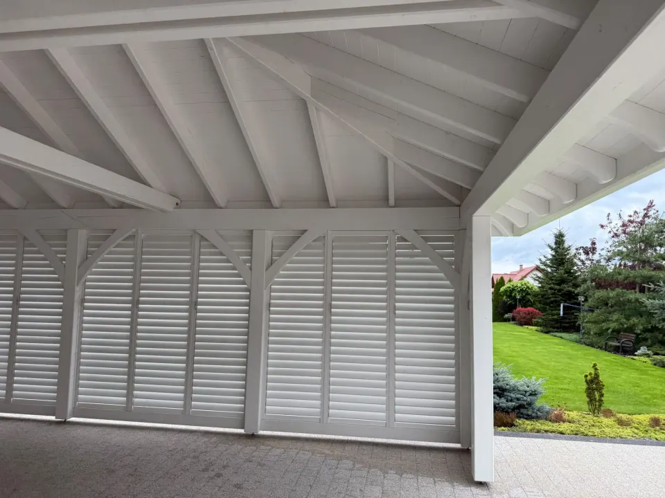 Wiata drewniana 7×7 PREMIUM z zabudową SHUTTERS i dachem kopertowym, zdjęcie 7 z 10