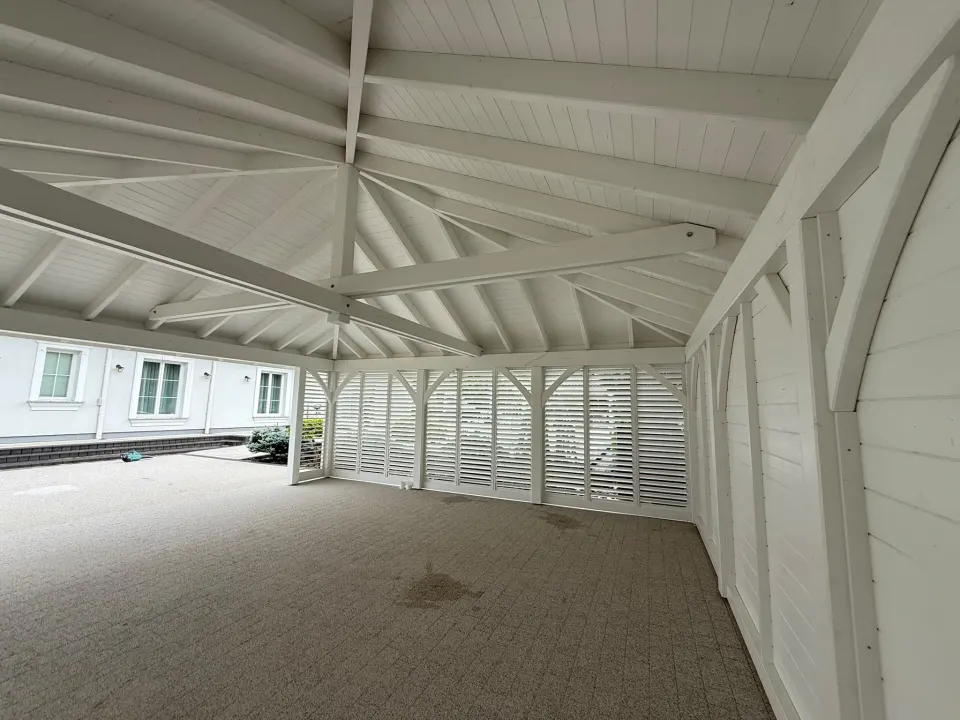 Wiata drewniana 7×7 PREMIUM z zabudową SHUTTERS i dachem kopertowym, zdjęcie 8 z 10