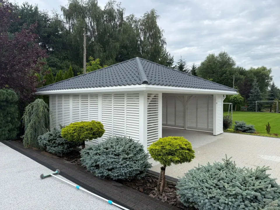 Wiata drewniana 7×7 PREMIUM z zabudową SHUTTERS i dachem kopertowym, zdjęcie 5 z 10
