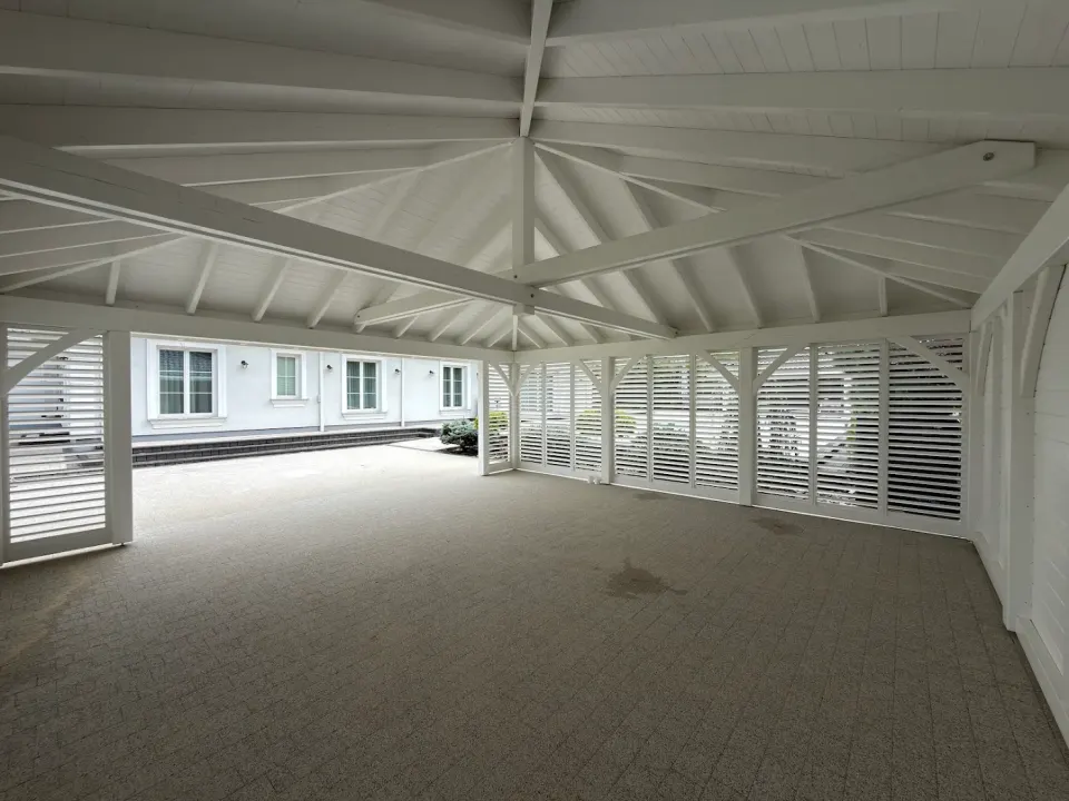 Wiata drewniana 7×7 PREMIUM z zabudową SHUTTERS i dachem kopertowym, zdjęcie 10 z 10
