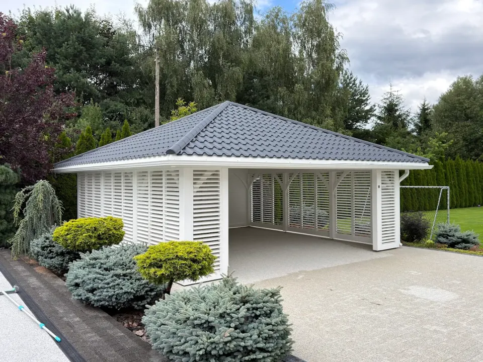 Wiata drewniana 7×7 PREMIUM z zabudową SHUTTERS i dachem kopertowym